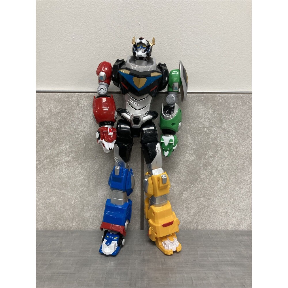 Voltron Legendary Defender 2017 Playmates 15” Articulating lights & Sounds